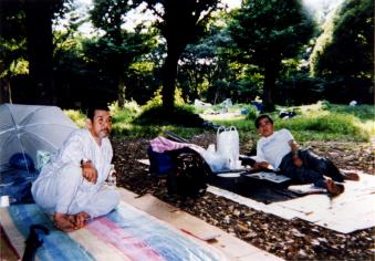 2001_06_新宿中央公園難民キャンプ.jpg