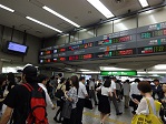 10．新宿駅西口の発車標 ―遠距離流動者のための道路標識―